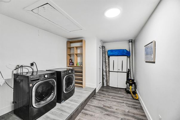Interior, Recessed Lighting, Washer, Wood Texture Flooring