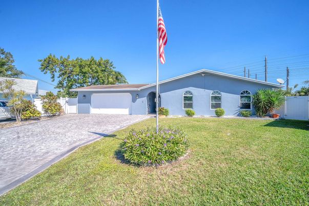 Attached, Exterior, Facade, Ranch