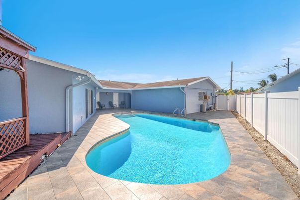 Exterior, Pool