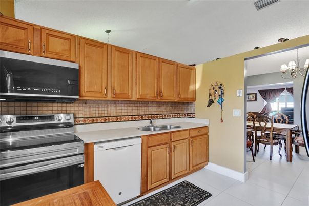 Chandelier, Dining room, Interior, Kitchen, Stainless Steel Appliances