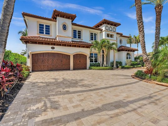 Attached, Exterior, Facade, Mediterranean
