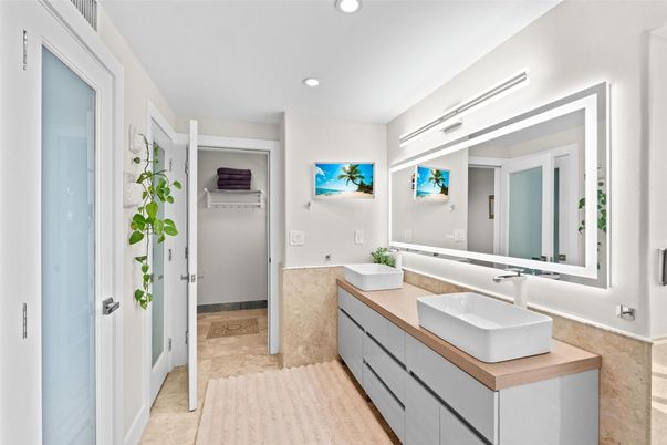 Bathroom, Dual Sink Vanities, Interior, Recessed Lighting