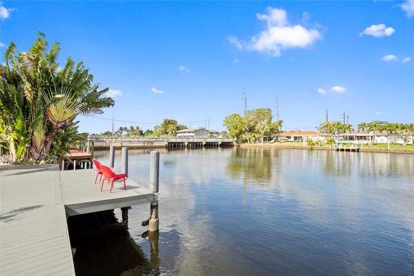 Exterior, Lake