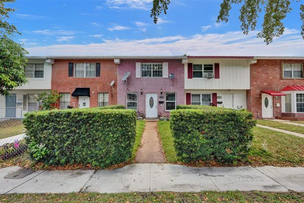 Exterior, Facade, Brick Facade, Raised Ranch