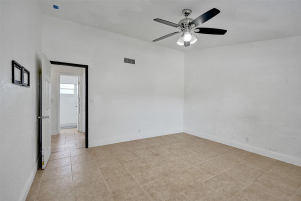 Empty room, Interior