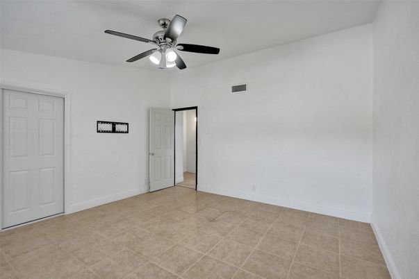 Empty room, Interior