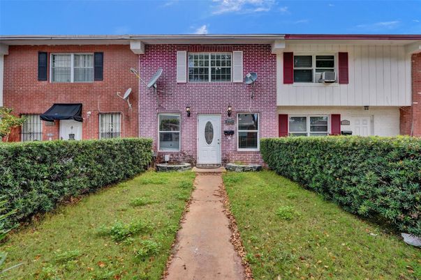 Exterior, Facade, Brick Facade, Raised Ranch