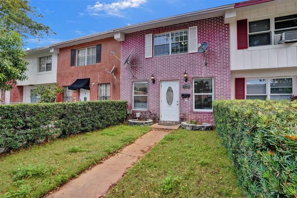 Exterior, Facade, Brick Facade, Rowhouse