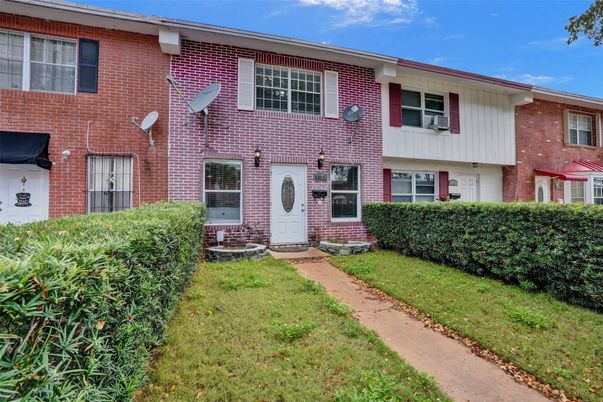 Exterior, Facade, Brick Facade, Raised Ranch