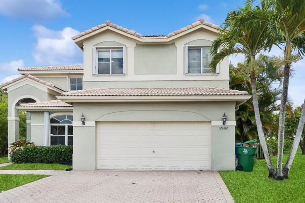 Attached, Exterior, Facade, Mediterranean