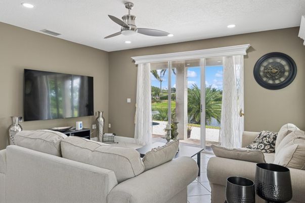 Interior, Living room, Recessed Lighting, Water