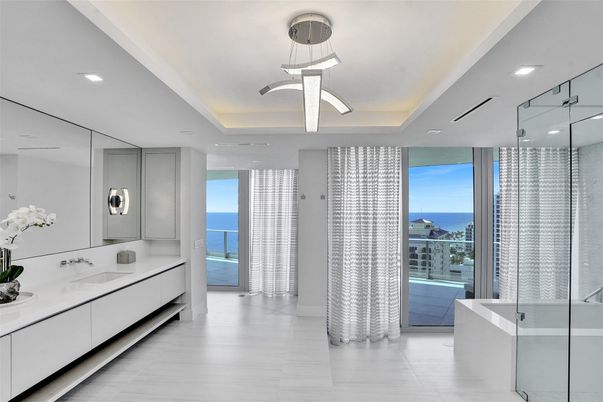 Bathroom, Glass Shower, Interior, Pendant Lights, Recessed Lighting, Water