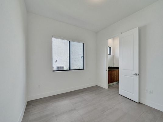Empty room, Interior