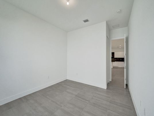 Empty room, Interior