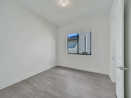 Empty room, Interior