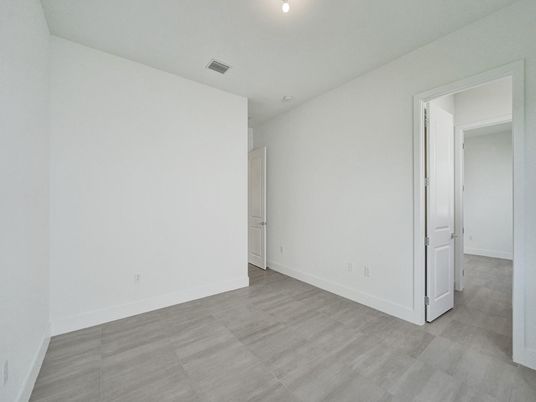 Empty room, Interior