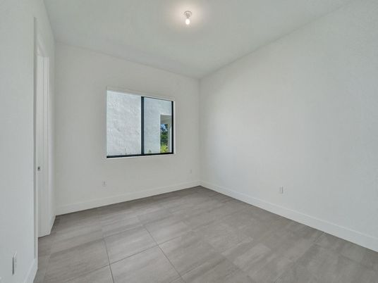 Empty room, Interior