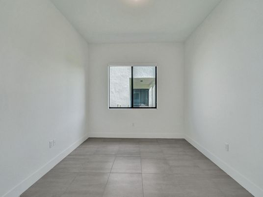 Empty room, Interior