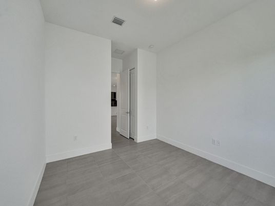 Empty room, Interior