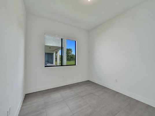 Empty room, Interior
