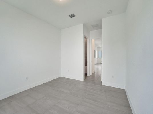 Empty room, Interior