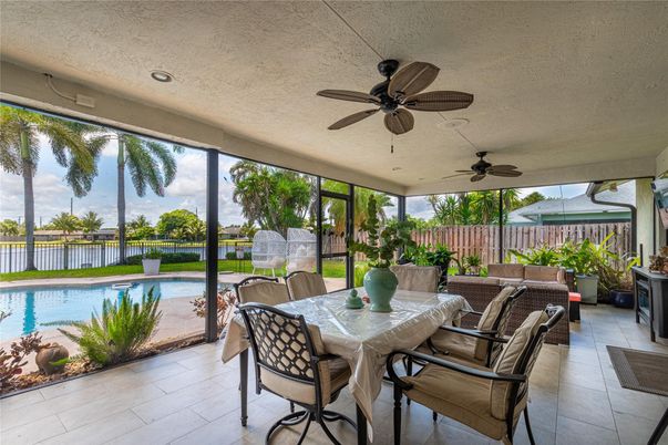 Dining room, Exterior, Pool