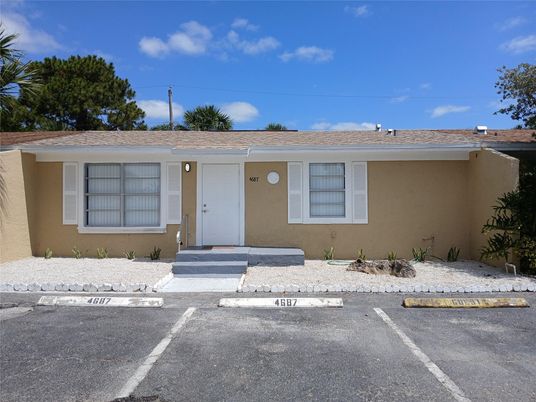 Exterior, Facade, Ranch