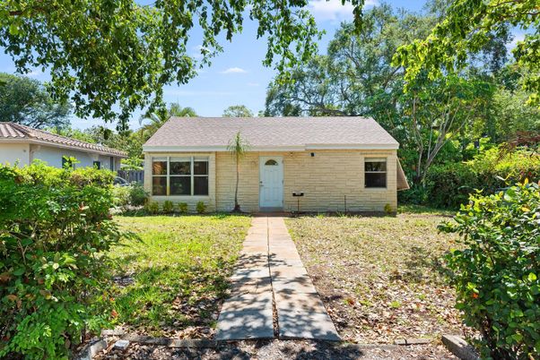 Exterior, Facade, Ranch