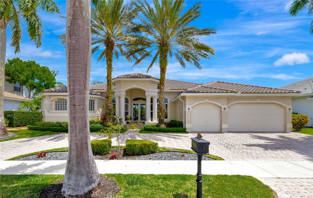 Attached, Exterior, Facade, Mediterranean