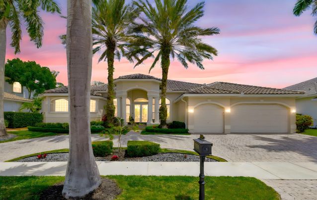 Attached, Exterior, Facade, Mediterranean