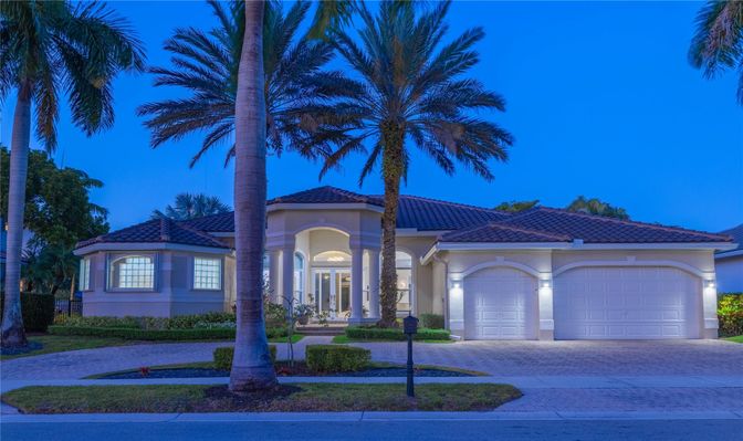 Attached, Exterior, Facade, Mediterranean
