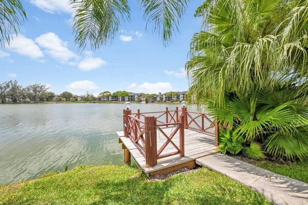Exterior, Lake