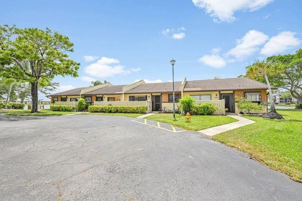 Backyard, Exterior, Facade, Ranch