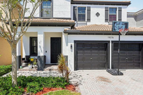 Attached, Exterior, Facade, Mediterranean