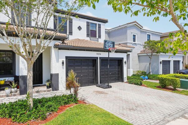 Attached, Exterior, Facade, Mediterranean