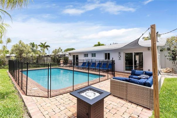 Exterior, Pool