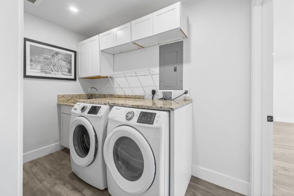 Interior, Recessed Lighting, Washer, Wood Texture Flooring