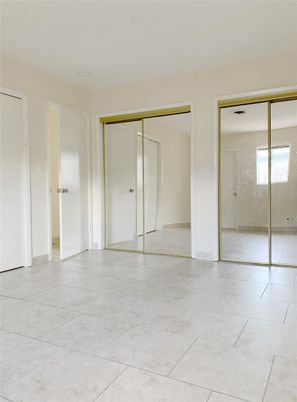 Empty room, Interior