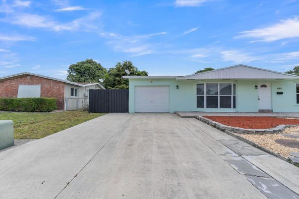 Attached, Exterior, Facade, Ranch
