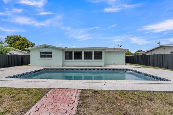 Exterior, Pool