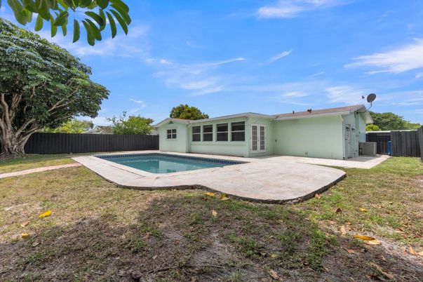 Exterior, Pool