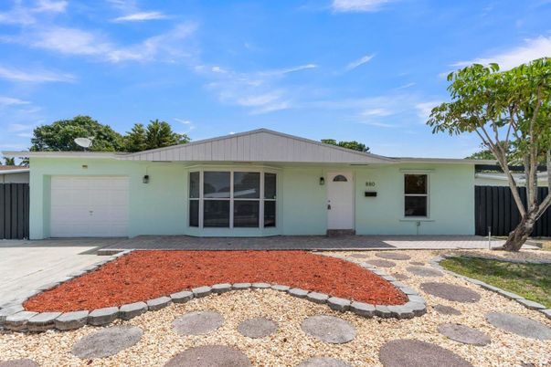Attached, Exterior, Facade, Ranch