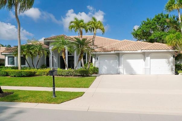 Attached, Exterior, Facade, Mediterranean