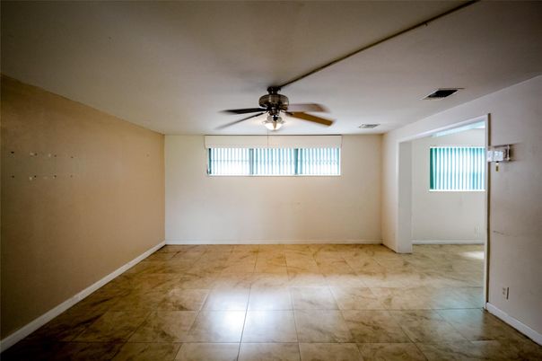 Empty room, Interior