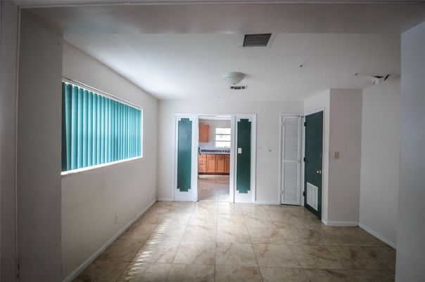 Empty room, Interior