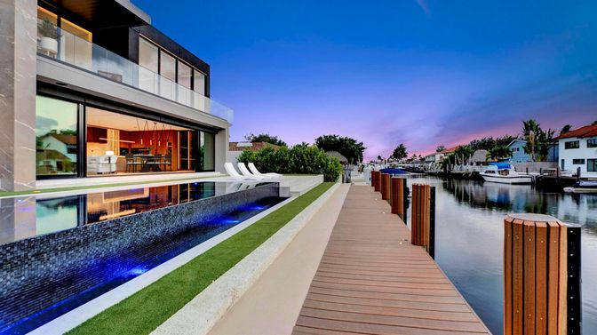 Exterior, Lake