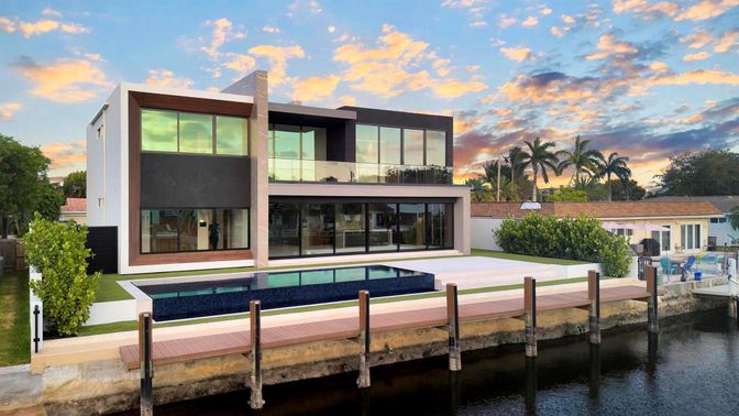Exterior, Facade, Pool, Modern