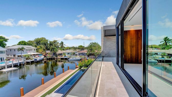 Exterior, Lake