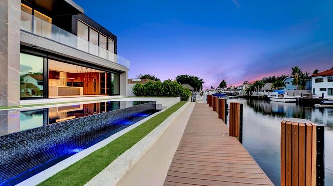 Exterior, Lake