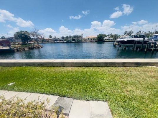 Exterior, Lake